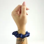 XUXINHA DE CETIM ANTI FRIZZ AZUL | Soulta