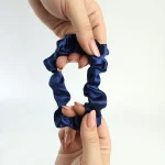 XUXINHA DE CETIM ANTI FRIZZ AZUL | Soulta - Imagem 3