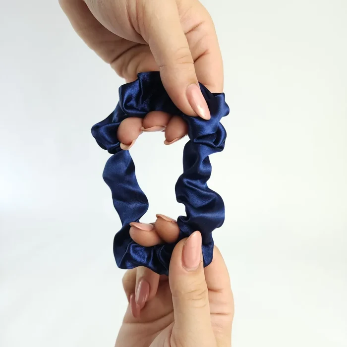 XUXINHA DE CETIM ANTI FRIZZ AZUL | Soulta - Imagem 3