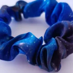 XUXINHA DE CETIM ANTI FRIZZ GALÁXIA | Soulta - Imagem 4