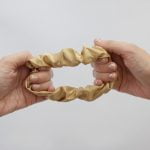 XUXINHA DE CETIM ANTI FRIZZ OURO ENVELHECIDO | Soulta - Imagem 3