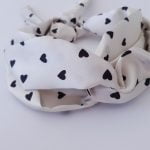 Turbante Branco Poá Coração Preto de Cetim | Soulta - Imagem 2