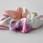 XUXINHA DE CETIM ANTI FRIZZ TIE DYE | Soulta - Imagem 4