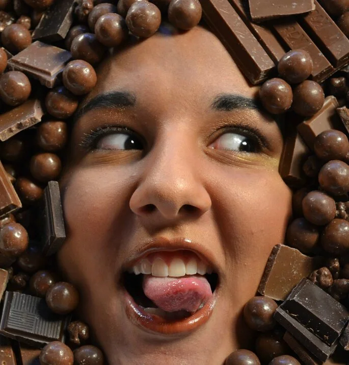 Mulher envolta em chocolate
