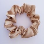 XUXINHA DE CETIM ANTI FRIZZ PEROLA | Soulta - Imagem 2