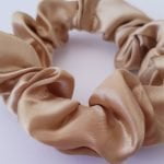 XUXINHA DE CETIM ANTI FRIZZ PEROLA | Soulta - Imagem 4