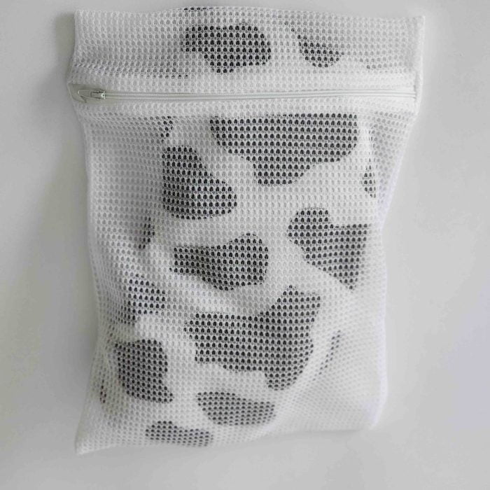 SAQUINHO DE PROTEçÃO 25X35 PARA ROUPAS DELICADAS - ZíPER BRANCO | Soulta - Imagem 4