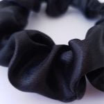 XUXINHA DE CETIM ANTI FRIZZ PRETA | Soulta - Imagem 4