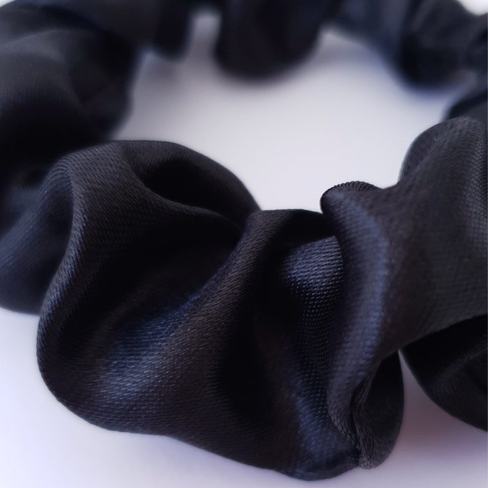 XUXINHA DE CETIM ANTI FRIZZ PRETA | Soulta - Imagem 4