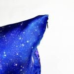 Fronha com ZíPER Galáxia de Cetim Anti Frizz - QUEEN SIZE 55X70 - Imagem 3